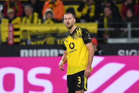 Waldemar Anton - Note: 5,0 - Lief als Abwehrchef praktisch nur hinterher und fand besonders gegen Scamacca überhaupt kein Mittel. Rückte vor dem ersten Gegentor mit auf die Außenbahn und bekam bei der gegnerischen Flanke den Tunnel verpasst. Souveränität strahlte er in keiner Phase aus.