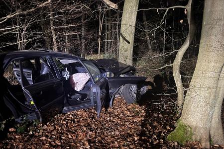 Das Fluchtfahrzeug kollidierte mit einem Baum. Foto: Polizei Mettmann