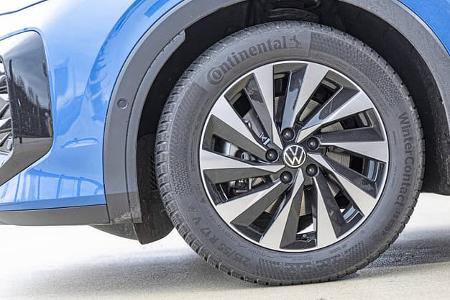 Detailaufnahme des Vorderrads eines VW T-Roc eTSI mit Continental WinterContact Reifen.