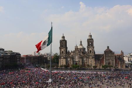 Demonstranten nehmen an einer Kundgebung zum Internationalen Frauentag teil.