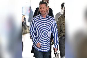 Macaulay Culkin hypnotisiert Paris barfuß und mit lackierten Nägeln