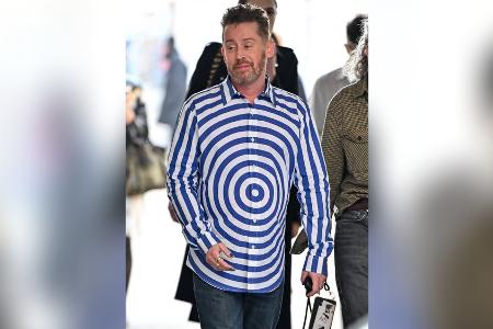 Macaulay Culkin hypnotisiert Paris barfuß und mit lackierten Nägeln