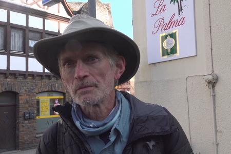 Meteoritenjäger Thierry Monter ist aus Frankreich zum Einschlagort in Koblenz angereist.