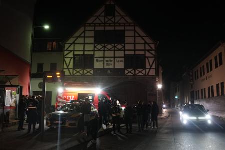 Einsatzkräfte veranstalten nach dem Meteoriteneinschlag eine improvisierte Pressekonferenz am Feuerwehrhaus in Koblenz-Güls.