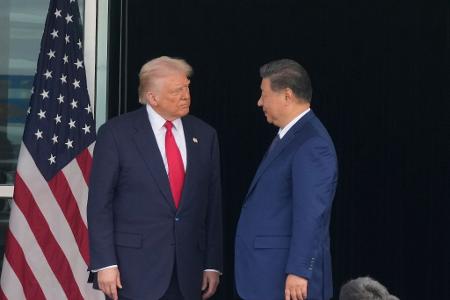 US-Präsident Trump (l) hatte Chinas Staatschef Xi zuletzt in Südkorea getroffen. (Archivbild)