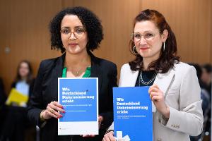 Die Unabhängige Bundesbeauftragte für Antidiskriminierung, Ferda Ataman, sagt: "Das Ausmaß an Diskriminierung ist eine Belastungsprobe für unser Land."