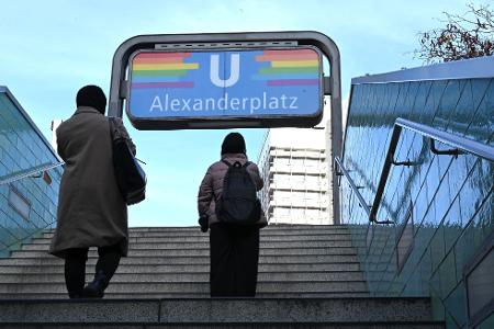 Die Befragung zeigt: Auf der Straße und in öffentlichen Verkehrsmitteln erleben Menschen häufig Diskriminierung. (Symbolbild)