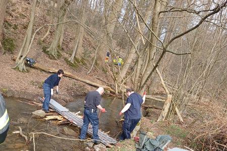 Bau der Behilfsbrücke zum sicheren Abtransport der Patientin