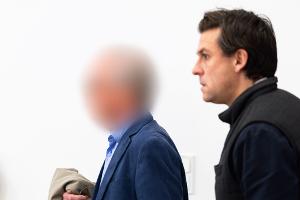 Der angeklagte Ex-Parlamentarier (l) bestreitet vor Gericht den Vorwurf des Kindesmissbrauchs. 