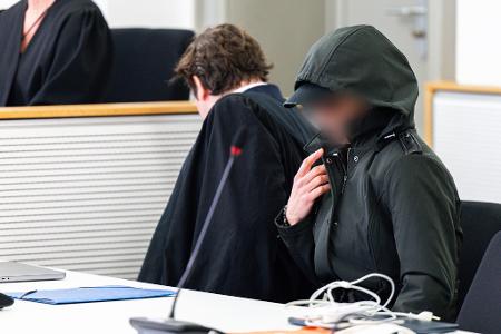 Eine Lehrerin aus Niedersachsen steht wegen des Vorwurfs des sexuellen Missbrauchs von Kindern vor Gericht. 