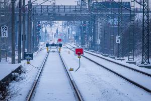 Wochenlanger Frost führte im Januar und Februar zu Verzögerungen bei der Sanierung der Bahnstrecke Hamburg-Berlin. (Archivbild)