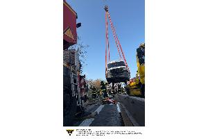 Die Feuerwehr München im Einsatz bei einem Verkehrsunfall auf der Autobahn 96 in Richtung München, kurz vor der Anschlussstelle Laim.