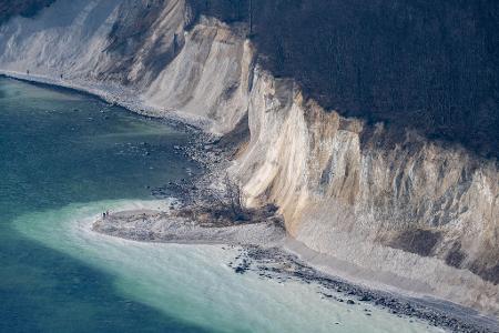Ein Blick über den Strand am Kreidesteilufer des Nationalparks Jasmund auf der Insel Rügen nach einem Abbruch von 9.000 Kubikmetern Material.