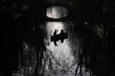 Ein Pärchen fotografiert sich mit einem Smartphone in einem Kanu während der Fahrt auf dem Uhlenhorster Kanal.