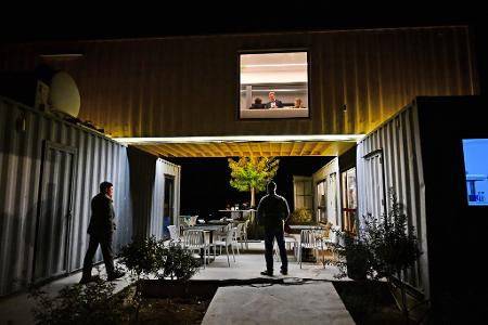 Außenminister Johann Wadephul steht während eines Besuchs in Zypern, vor einem Treffen mit dem Außenminister der Vereinigten Arabischen Emirate, im zweiten Stock eines Cafés.