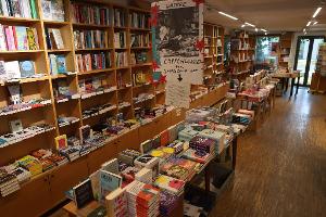 Weimer ließ drei Buchläden wegen "verfassungsschutzrelevanter Erkenntnisse" von der Liste für den Deutschen Buchhandlungspreis streichen, darunter auch die Buchhandlung "Rote Straße" in Göttingen. 