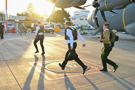 Kurz vor Ende des Besuchs muss Wadephul wegen eines Voralarms das Flugzeug verlassen.