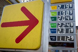 Trotz sinkender Ölpreise ziehen die Spritpreise weiter an.