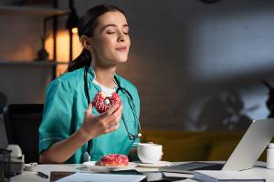 Nachtarbeit? Diese Ernährung schützt die Herzgesundheit