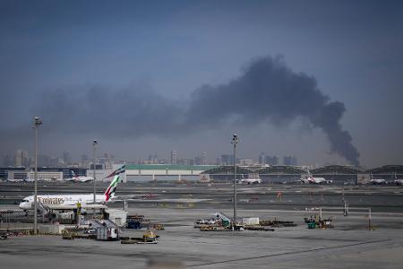 Rauchwolken nahe dem Flughafen von Dubai. In den Vereinigten Arabischen Emiraten saßen infolge des Kriegs im Nahen Osten viele Reisende fest. (Archivbild)