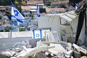 Israelische Fahnen an Ort eines iranischen Raketenangriffs in Beit Schemesch. 