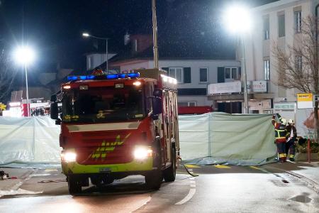 Die Polizei konnte zunächst keine Angaben zur Zahl der Passagiere im Bus machen oder ob der Busfahrer unter den Opfern war.
