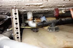 Tankschlauch am Heizöltank angeschlossen / Hauptzollamt Braunschweig - Kontrolleinheit Verkehrswege Göttingen