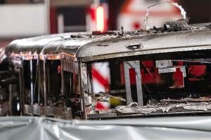Der Bus brannte völlig aus.