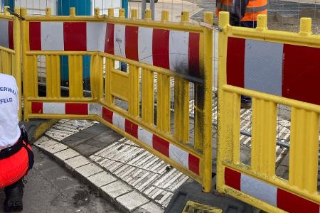 Pedelecfahrerin kollidiert ungebremst mit Baustellenabsperrung