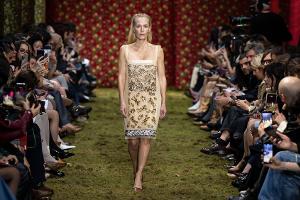 Gillian Anderson erobert den Laufsteg in Paris