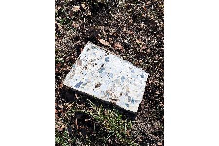 Bildrechte: (c) Polizeidirektion Lübeck
auffällige Bodenplatte