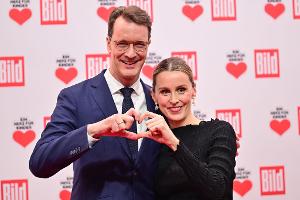 Hendrik Wüst (CDU) und seine damals noch schwangere Frau Katharina bei der Gala "Ein Herz für Kinder" (Archivfoto)