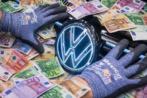 VW Logo Emblem beleuchtet Werk Produktion Geldscheine