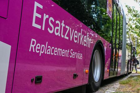 Der Ersatzverkehr mit Bussen bleibt auf vielen Linien noch bis Mitte Juni bestehen. (Archivbild)
