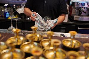 Kleines Geld statt Gold: Im Gastgewerbe arbeiten viele Beschäftigte zu niedrigen Löhnen. (Symbolfoto)