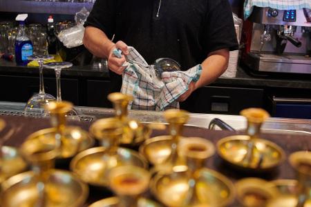 Kleines Geld statt Gold: Im Gastgewerbe arbeiten viele Beschäftigte zu niedrigen Löhnen. (Symbolfoto)