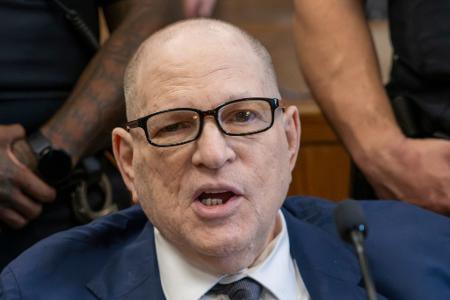 Weinstein trat zuletzt gesundheitlich angeschlagen im Rollstuhl vor Gericht auf. (Archivbild)