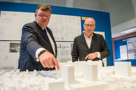 Der frühere Bundesbank-Vorstand Johannes Beermann (links) zeigt den ursprünglich geplanten Campus. (Archvbild)