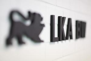 Das Landeskriminalamt Baden-Württemberg hat mit Unterstützung der örtlichen Behörden Wohnungen und Geschäftsräume durchsucht. (Archivbild)