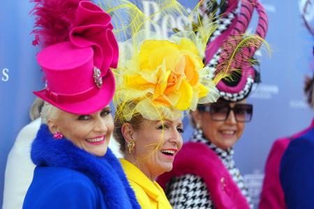 Manche glauben, beim Pferderennen im britischen Cheltenham ginge es um Pferdewetten und Jockeys. In Wirklichkeit geht es aber um Hüte!!