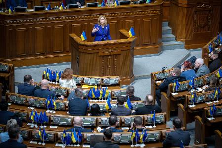 Bundestagspräsidentin Klöckner spricht im ukrainischen Parlament in Kiew.
