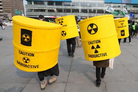 Menschen demonstrieren zum 15. Jahrestag der Atomkatastrophe von Fukushima im südkoreanischen Seoul gegen Atomkraft.