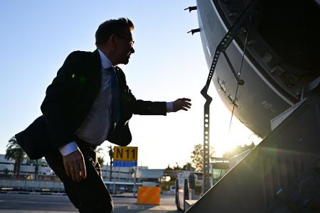 Außenminister Johann Wadephul steigt zum Ende eines Besuchs in Israel in einen A400M der Luftwaffe. 