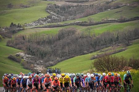Das Feld der Fahrer fährt durch die toskanische Landschaft während der zweiten Etappe des Tirreno-Adriatico-Radrennens von Camaiore nach San Gimignano.