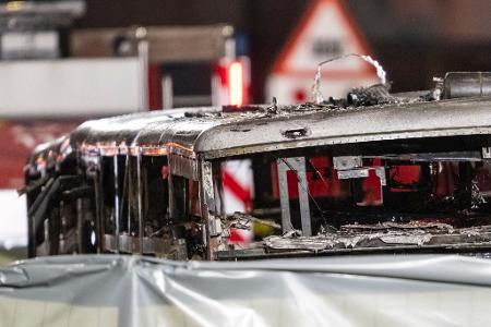 Die ausgebrannte Hülle eines Linienbusses im schweizerischen Kerzers.