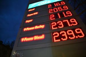 Die Bundesregierung will wegen der steigenden Spritpreise eingreifen. 