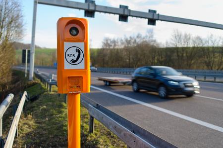 Die orangen Notrufsäulen entlang der Autobahnen waren seit Dienstagabend in ganz Deutschland gestört gewesen. (Archivbild)