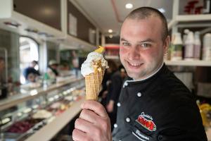 Gelatiere Thomas Micolino mit seinem Kamelmilch-Eis. 