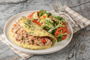 Schnelles Kräuter-Omelette mit Thunfischfüllung und Salat
