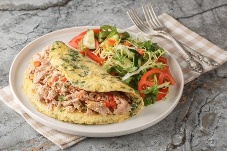 Schnelles Kräuter-Omelette mit Thunfischfüllung und Salat